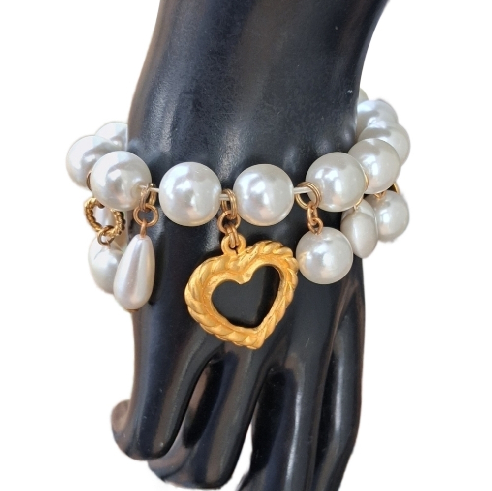 Vintage Faux Pearl Stretch Charm Bracelet • Gold Tone Hearts & Teardrops - Picture 3 of 8